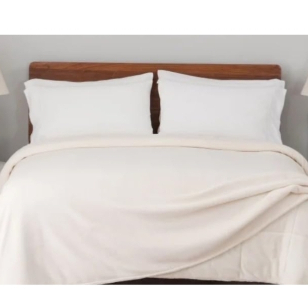 Berkshire Blanket Classic Extra-Fluffy™ Plush Blanket King Size, Soft Fuzzy Fluf - Picture 3 of 9